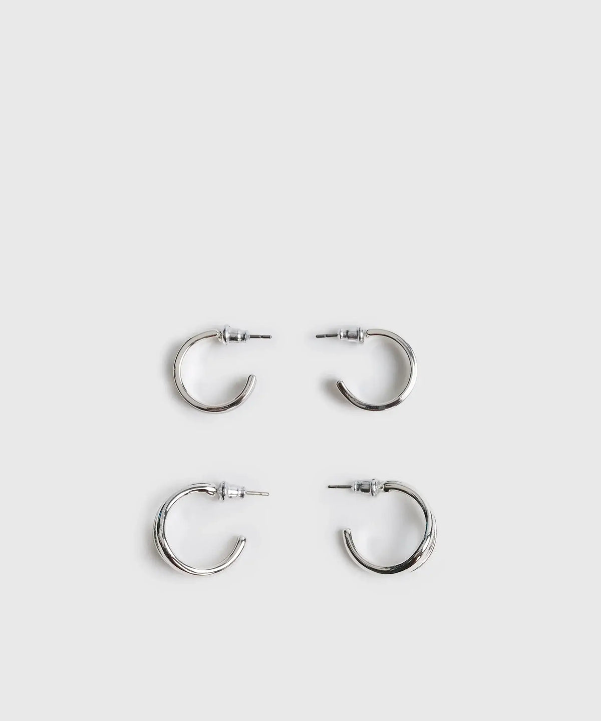 Set Aros Argollas Street de Lounge: dos pares de argollas pequeñas con diseño doble y diferente color en el centro.