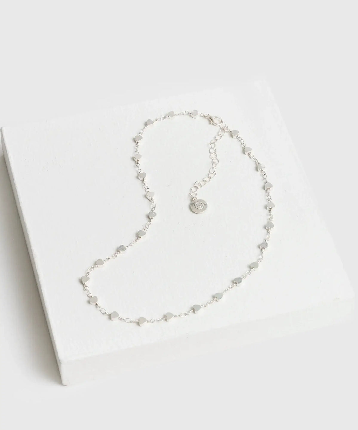 Collar Corazones Mini de Lounge, con cadena delgada y mini corazones, elegante y moderno.