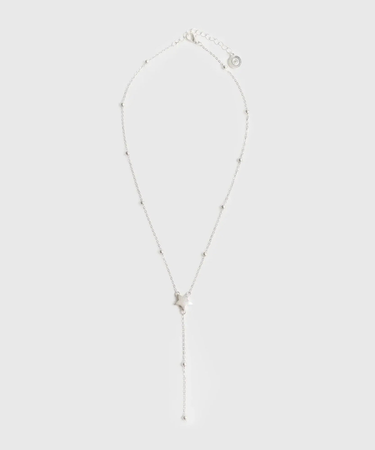 Collar Charm Estrella de la marca Lounge, collar de cadena delgada con charm de estrella.