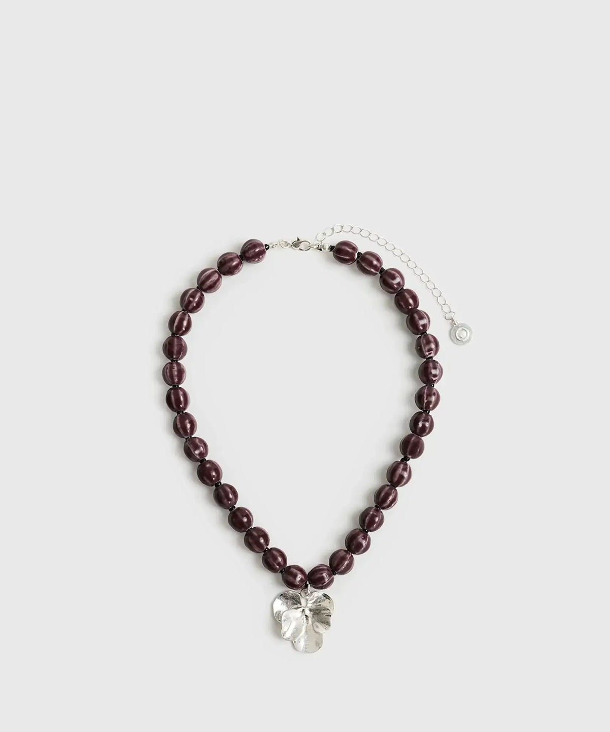 Collar Charm Street de Lounge, collar corto de piedras con colgante metálico en color púrpura.