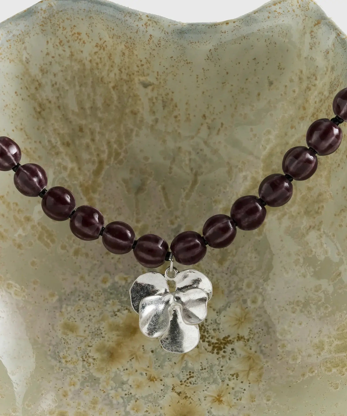 Collar Charm Street de Lounge, corto de piedras con colgante metálico, elegante y moderno.