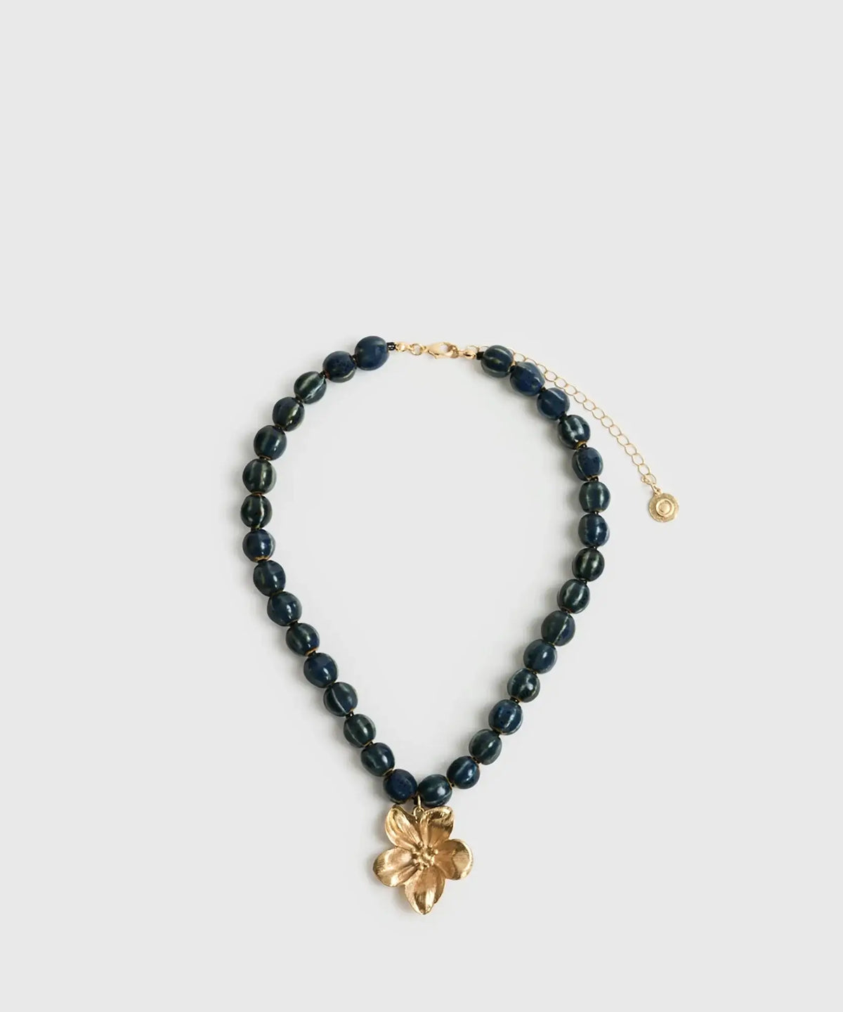 Collar Charm Street de Lounge, collar corto de piedras con colgante metálico dorado.