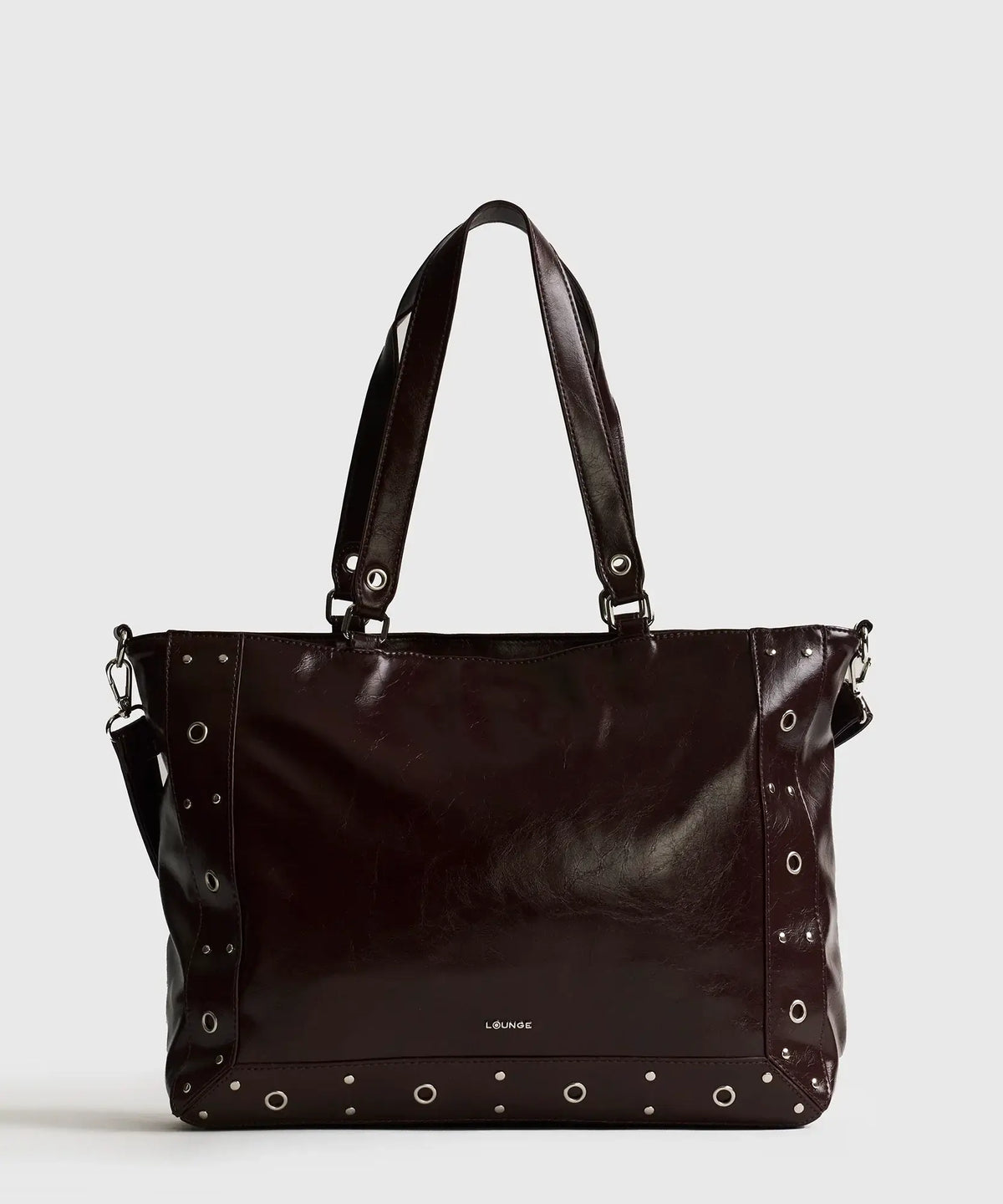Bolso Notebook Charol Eyelets de Lounge en burdeo con eyelets, compartimento acolchado y detalles metálicos.