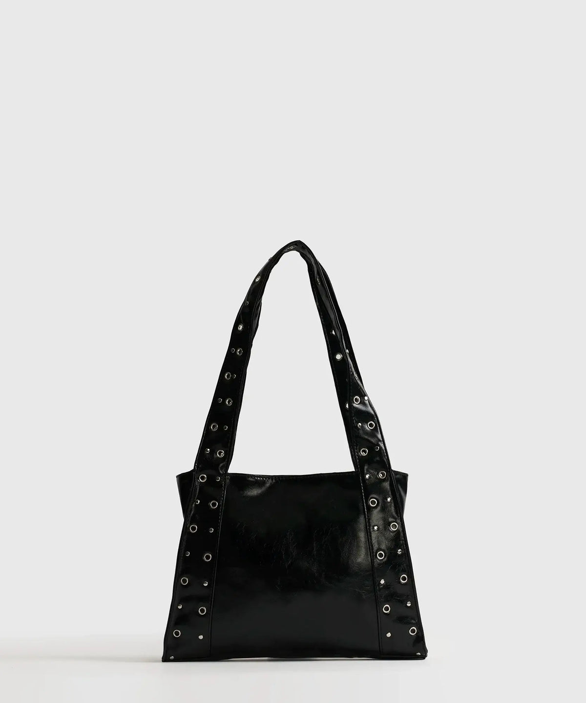 Cartera De Hombro Charol Eyelets en charol negro con eyelets metálicos y strap ancho de la marca Lounge.