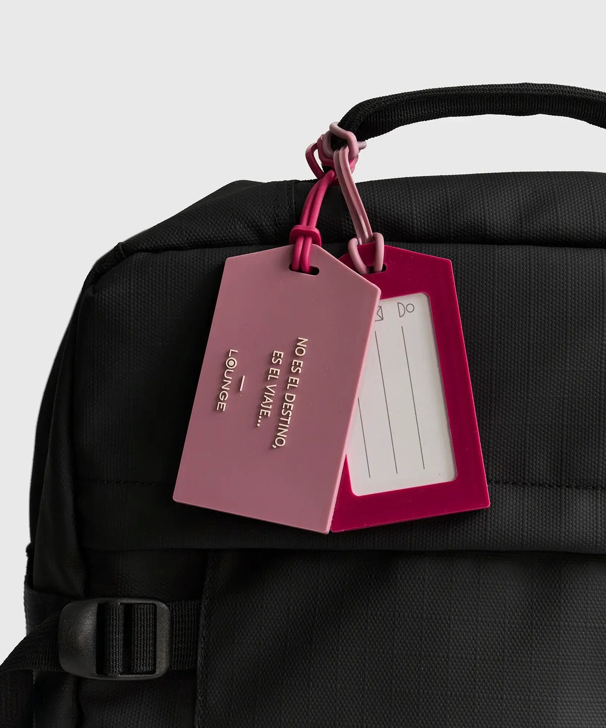 Set Etiquetas Para Maleta Travel Tag de Lounge en bolso negro con etiquetas identificativas.