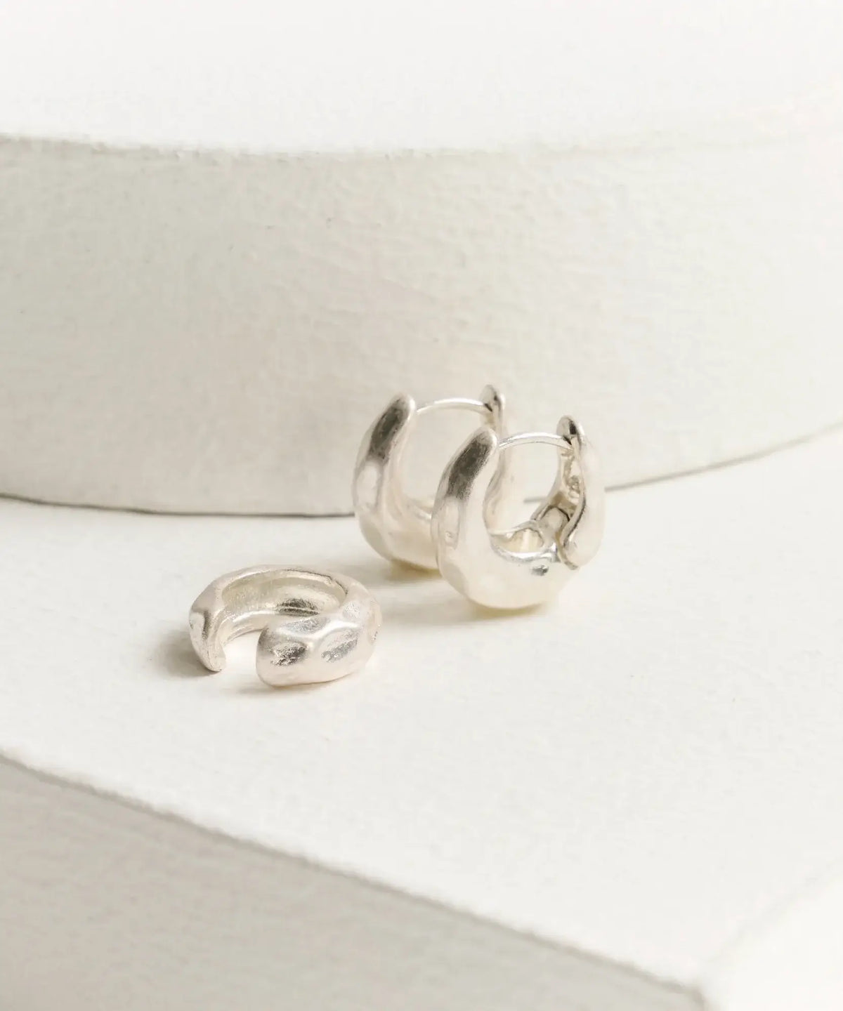 Set Aros Argollas Y Cuff Boho de Lounge, incluye aros texturizados y cuff en acabado brillante.