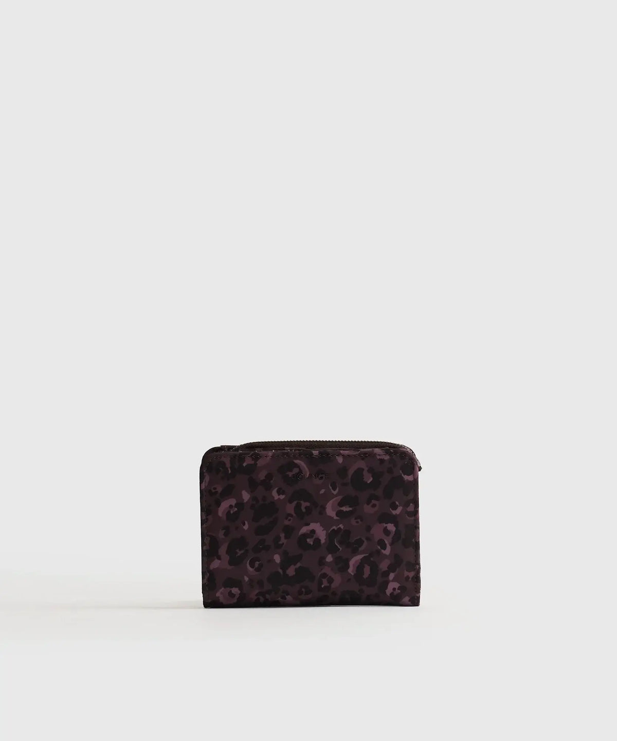 Billetera Mediana Street de Lounge, nylon burdeo con diseño de leopardo, compartimentos para billetes y tarjetas.