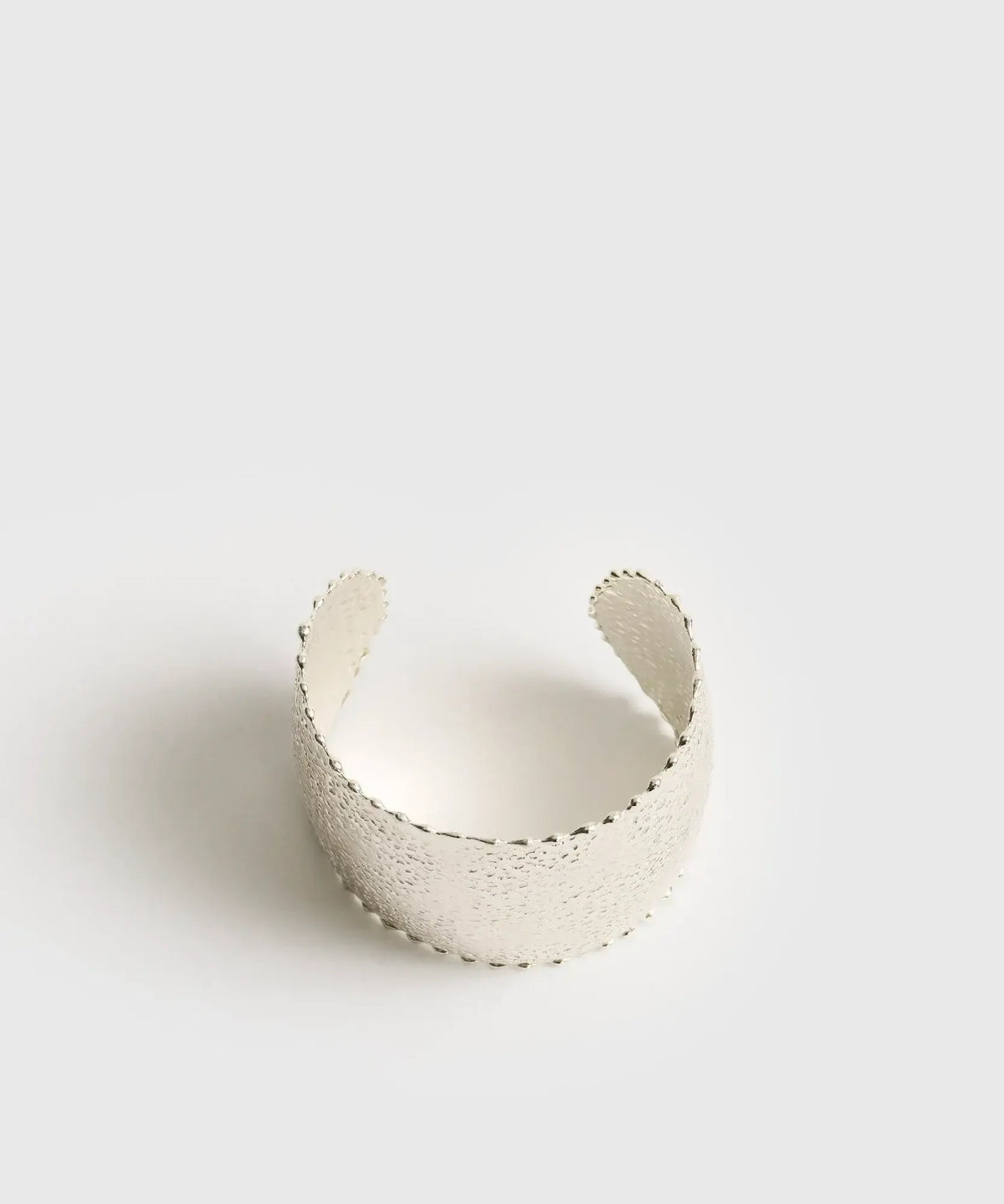 Esclava Gruesa Woman de Lounge, ajustable con acabado texturizado y bordes ondulados.