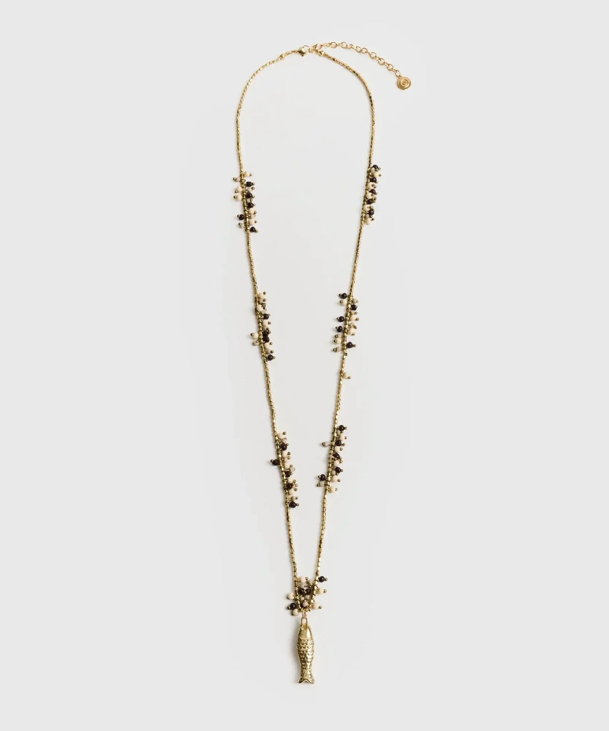 Collar Pez Paradiso de Lounge, collar dorado con mostacillas y charm de pez colgante.