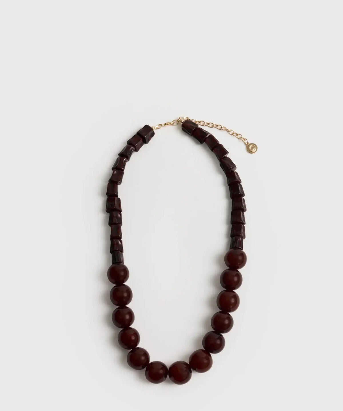 Collar Piedras Combinadas de Lounge con piedras de resina, formas cuadradas y redondas en colores marrón.