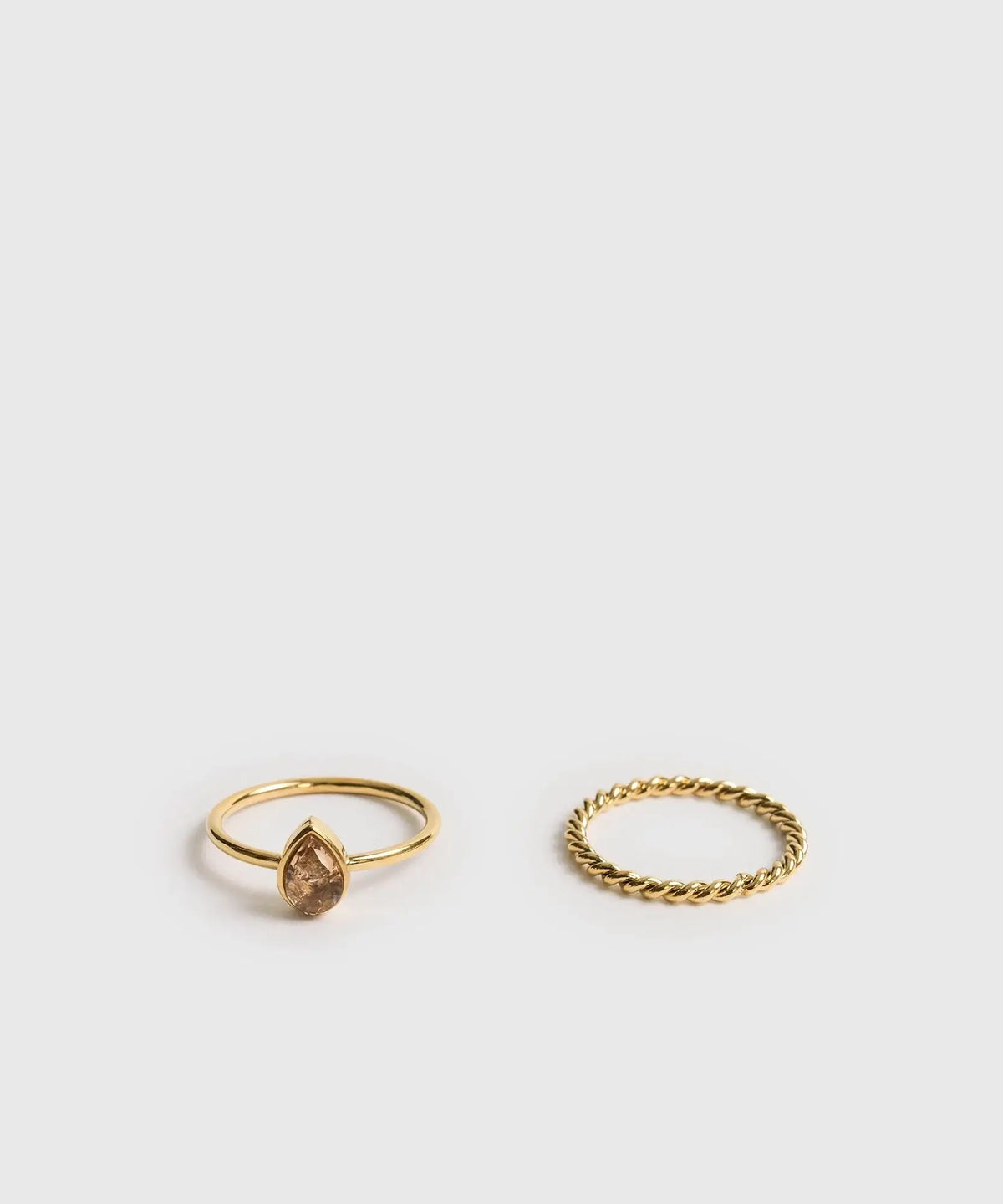 Set Anillos Piedra Woman, set de anillos de acero inoxidable dorados, uno con piedra y otro trenzado, marca Lounge.