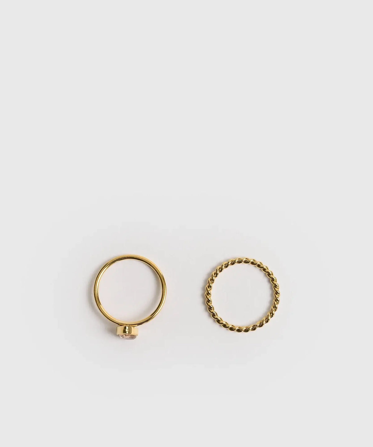 Set Anillos Piedra Woman de Lounge, con anillo de diseño con piedra y anillo trenzado.