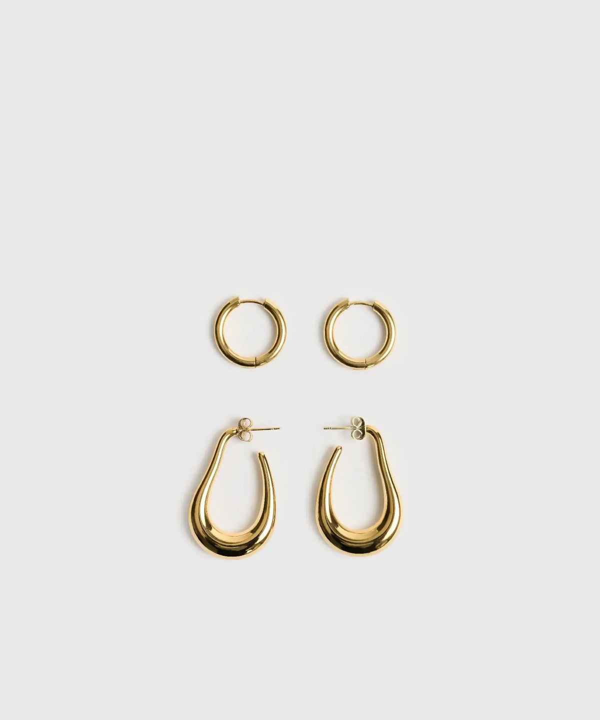 Set Aros Argollas Acero Inoxidable Woman de Lounge, incluye argollas doradas alargadas y pequeñas.