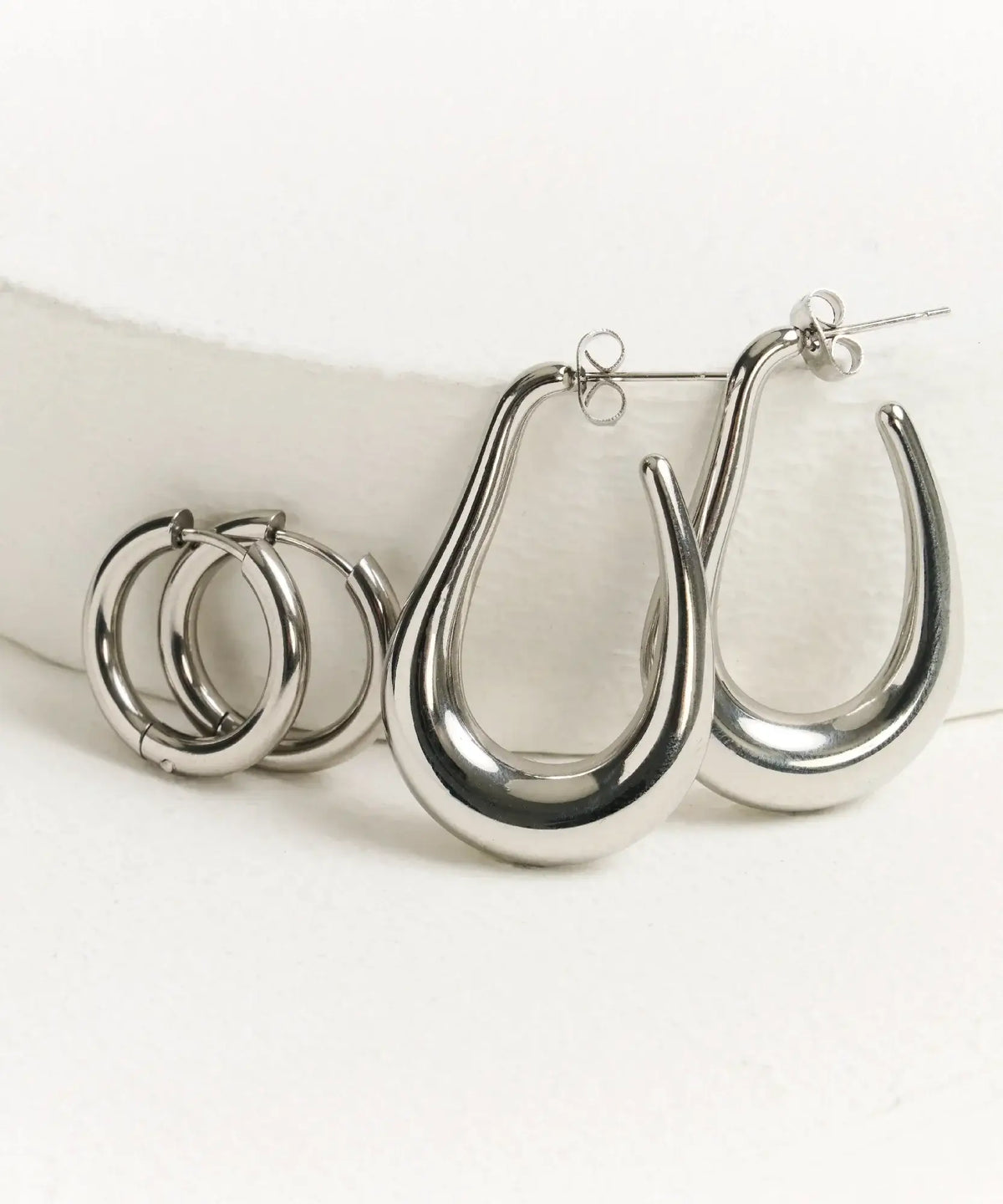 Set Aros Argollas Acero Inoxidable Woman de Lounge: dos pares de argollas de acero inoxidable, un diseño alargado y otro de argollas pequeñas.