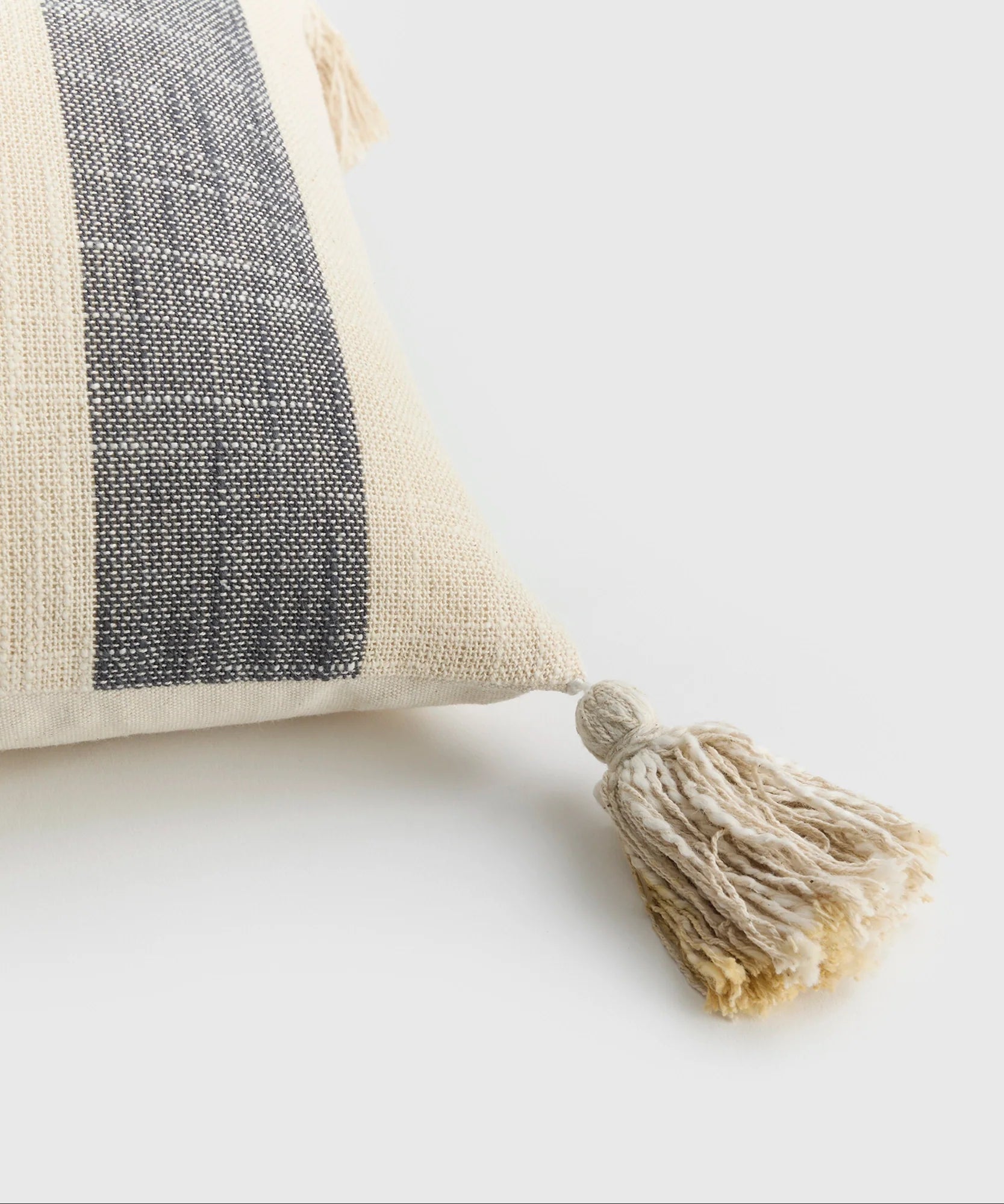 Cojín Líneas Tassels