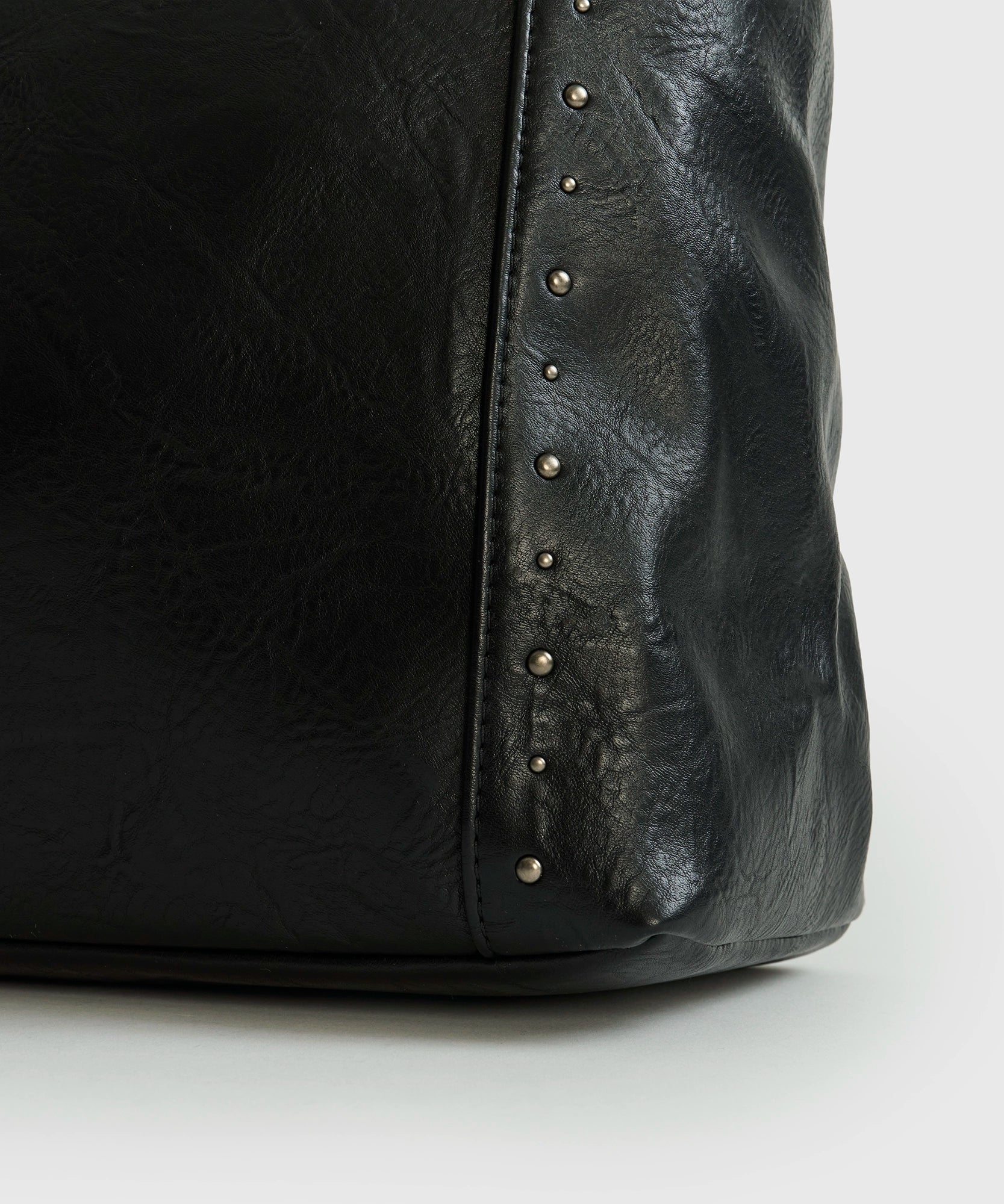 Bolso Handle Grande Tachas Boho