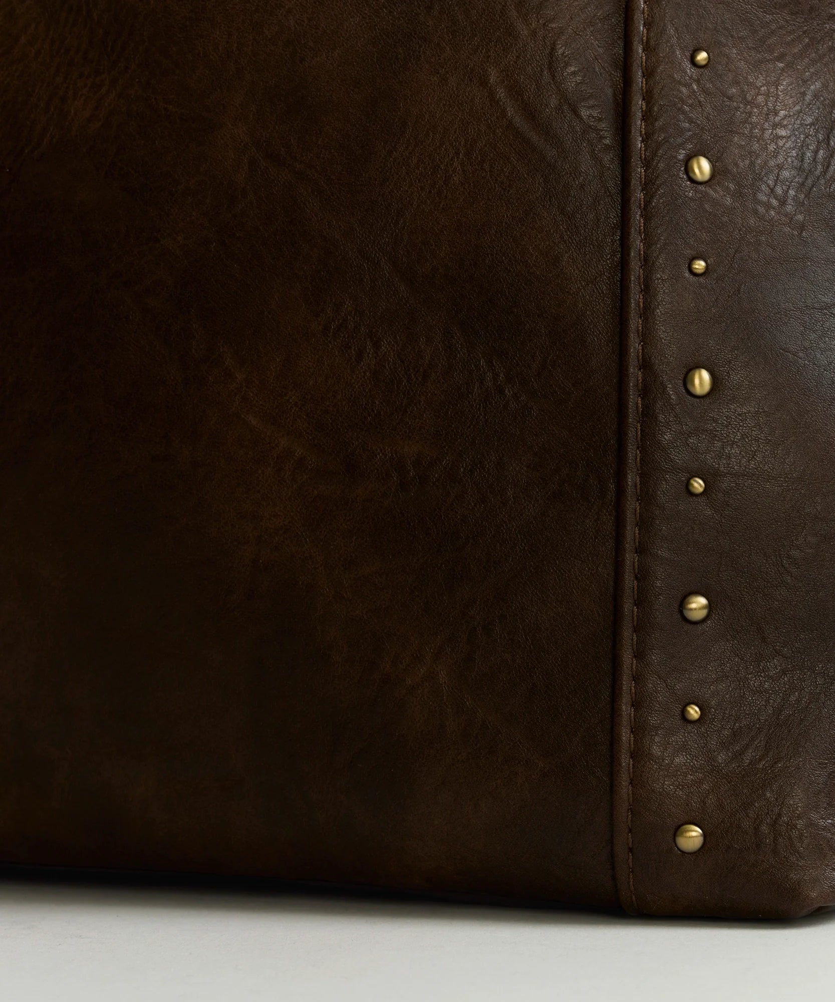 Bolso Handle Grande Tachas Boho