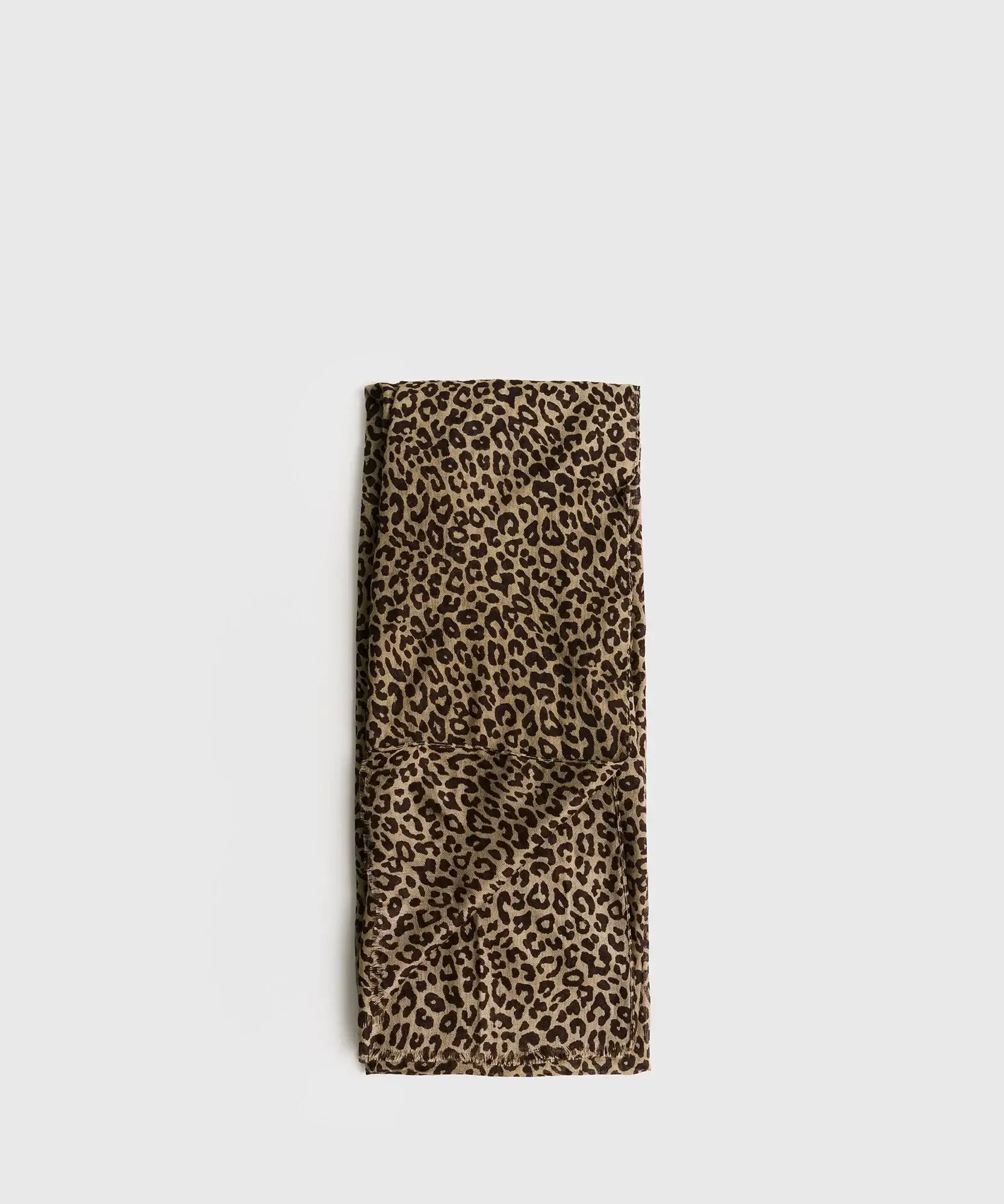 Estola Animal Print Street de Lounge con estampado de leopardo en fondo marrón.