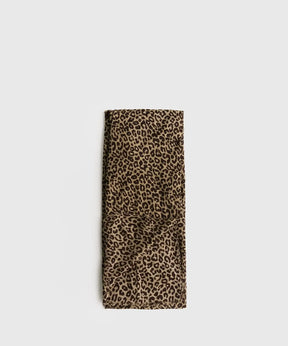 Estola Animal Print Street de Lounge con estampado de leopardo en fondo marrón.