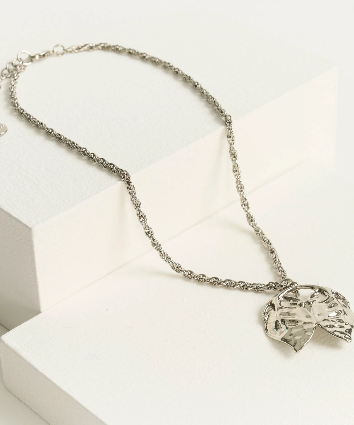 Collar Mariposa Irregular Woman