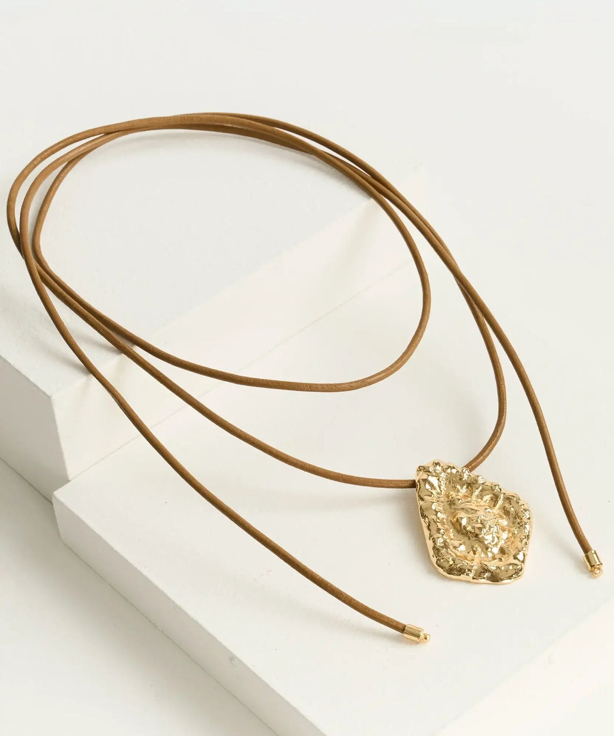 Collar Cuero Triángulo Machacado Woman