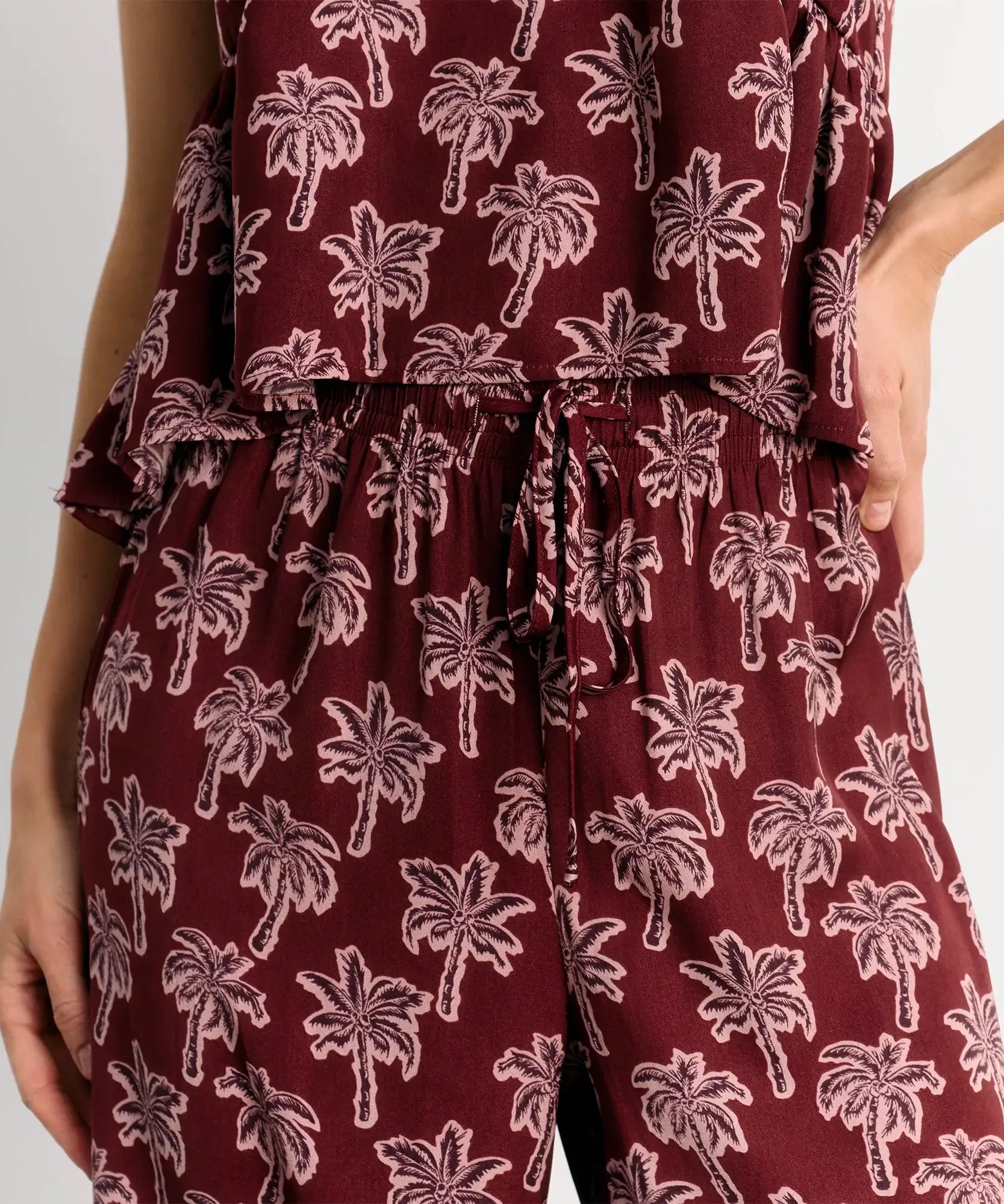 Pijama Satinado Palmeras de Lounge con estampado de palmeras y detalles de vuelos en la parte superior.