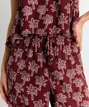 Pijama Satinado Palmeras de Lounge con estampado de palmeras y detalles de vuelos en la parte superior.