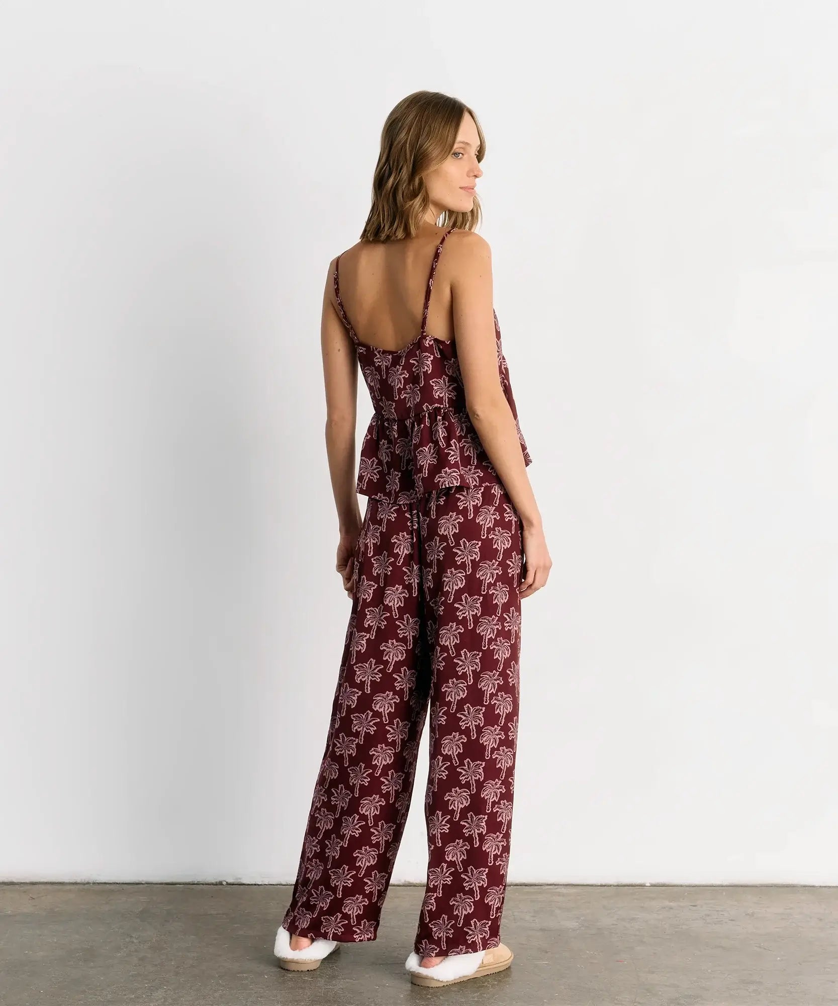 Pijama Satinado Palmeras de Lounge, pijama satinado de pabilo con estampado de palmeras y vuelos delicados.