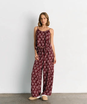 Pijama Satinado Palmeras de Lounge en color burdeos con estampado de palmeras y pantalón de pretina ajustable.