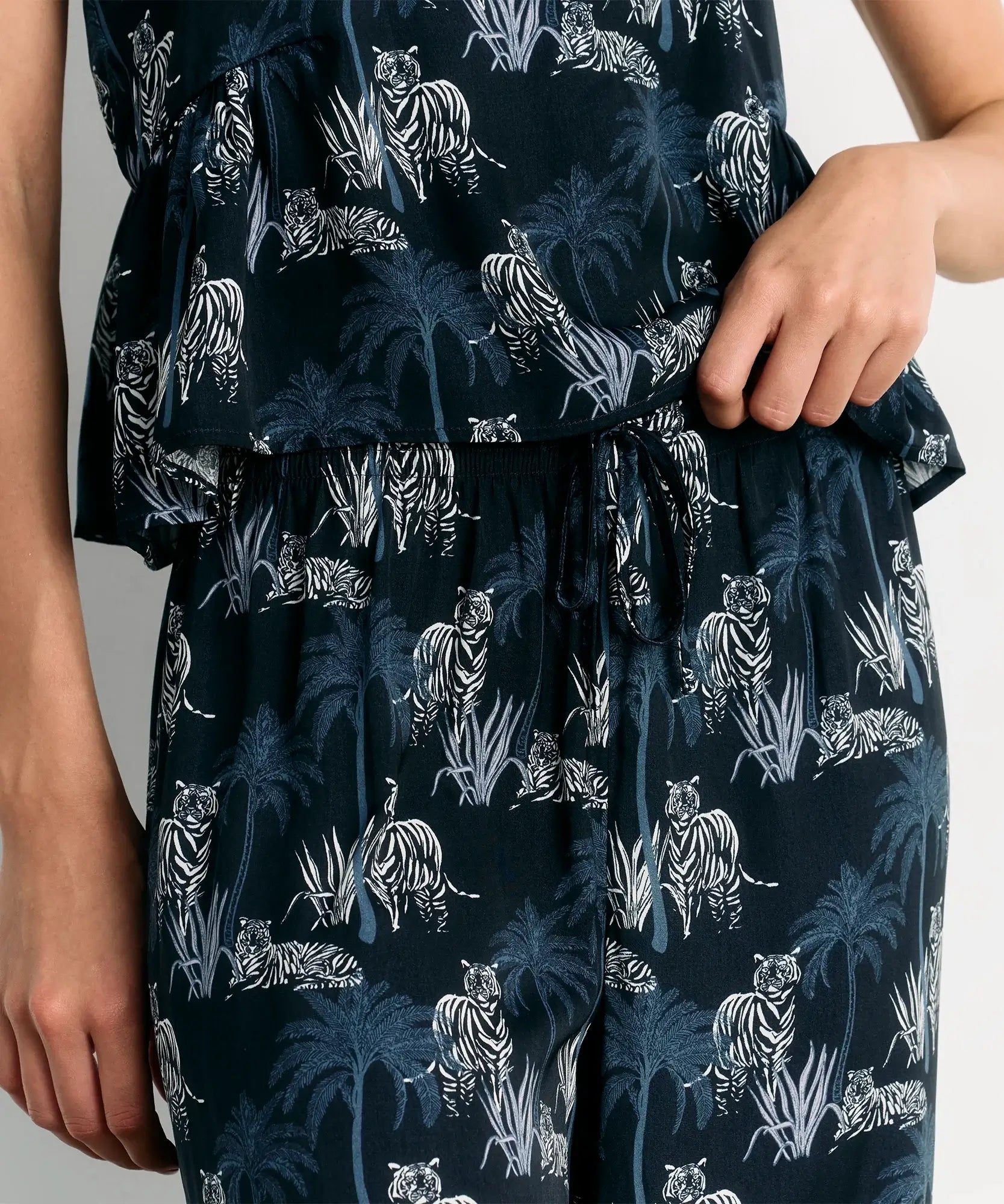 Pijama Satinado Tigres de Lounge con estampado de tigres y pantalón ajustable, ideal para descansar.