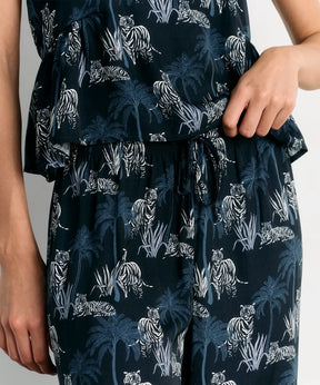 Pijama Satinado Tigres de Lounge con estampado de tigres y pantalón ajustable, ideal para descansar.