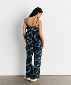 Pijama Satinado Tigres de Lounge, conjunto satinado con estampado de tigres, parte superior con vuelos y pantalón ajustable.
