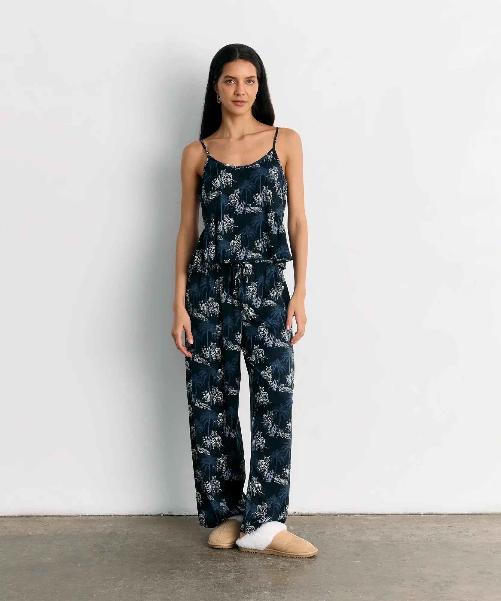 Pijama Satinado Tigres de Lounge, con estampado de tigres y delicados vuelos en la parte superior.