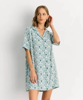 Camisa De Dormir Flores de Lounge, con estampado de flores y botones, ideal para comodidad al dormir.