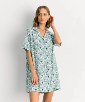 Camisa De Dormir Flores de Lounge, con estampado de flores y botones, ideal para comodidad al dormir.