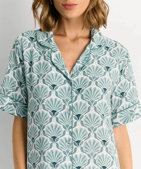 Camisa De Dormir Flores de Lounge con estampado de flores y botones frontales para mayor comodidad.