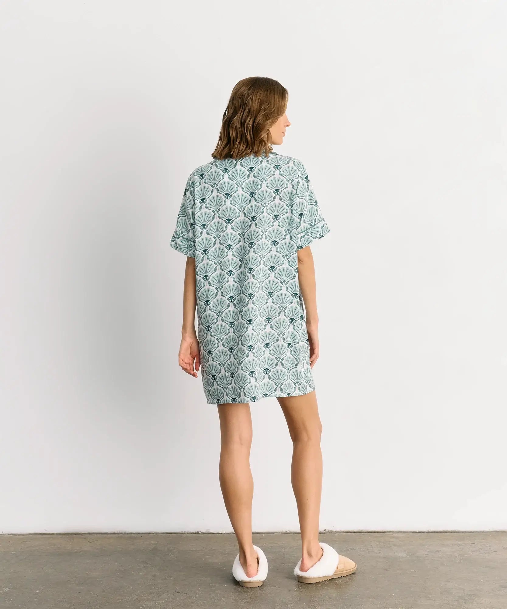 Camisa De Dormir Flores de Lounge, con estampado de flores y botones en la parte frontal, vista trasera.