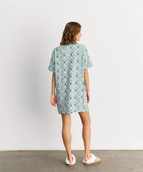 Camisa De Dormir Flores de Lounge, con estampado de flores y botones en la parte frontal, vista trasera.