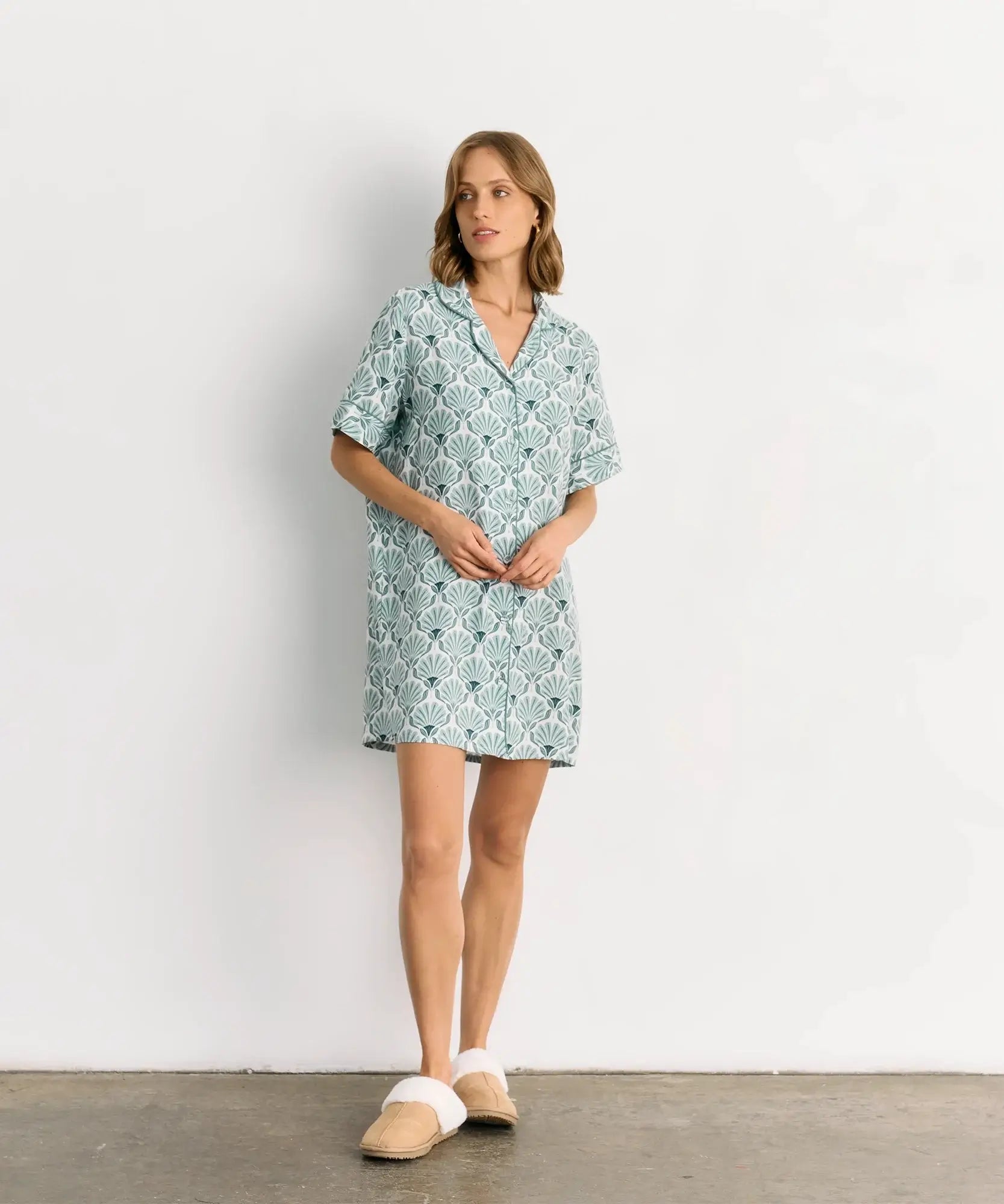 Camisa De Dormir Flores Lounge con estampado de flores y botones, perfecta para mayor comodidad en las noches.