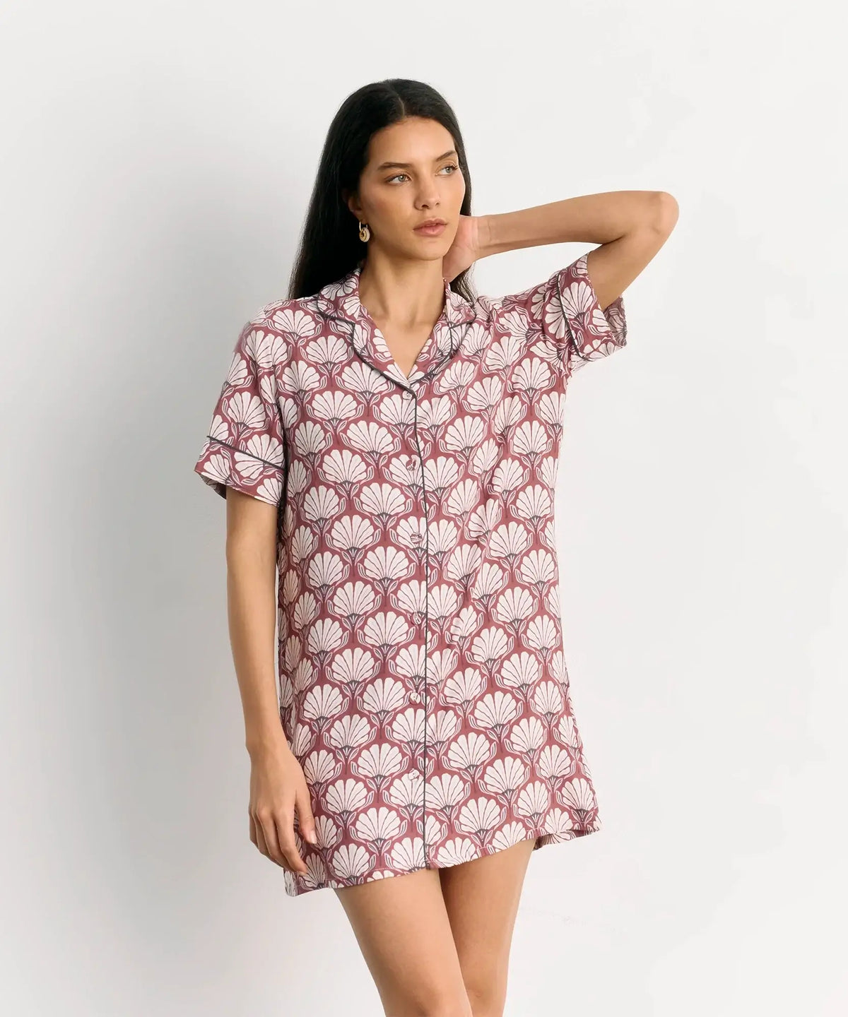 Camisa De Dormir Flores de Lounge con estampado floral y botones frontales para mayor comodidad.