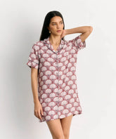 Camisa De Dormir Flores de Lounge con estampado floral y botones frontales para mayor comodidad.