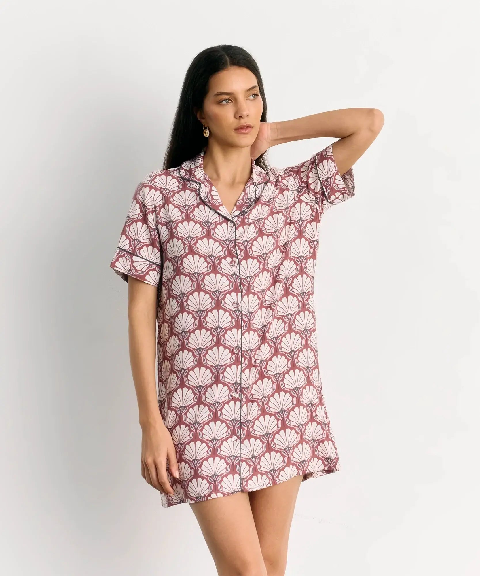 Camisa De Dormir Flores de Lounge con estampado floral y botones frontales para mayor comodidad.