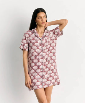 Camisa De Dormir Flores de Lounge con estampado floral y botones frontales para mayor comodidad.