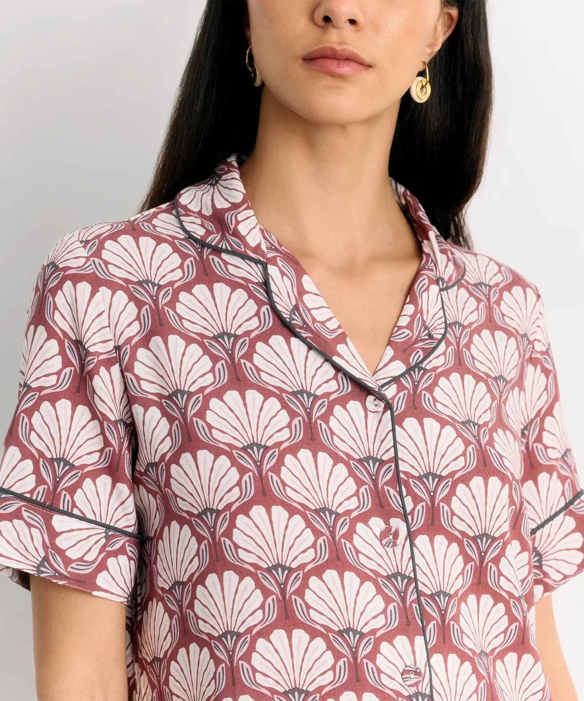 Camisa De Dormir Flores de Lounge con estampado floral y botones delanteros para mayor comodidad.