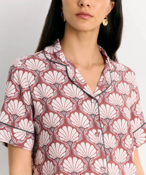 Camisa De Dormir Flores de Lounge con estampado floral y botones delanteros para mayor comodidad.