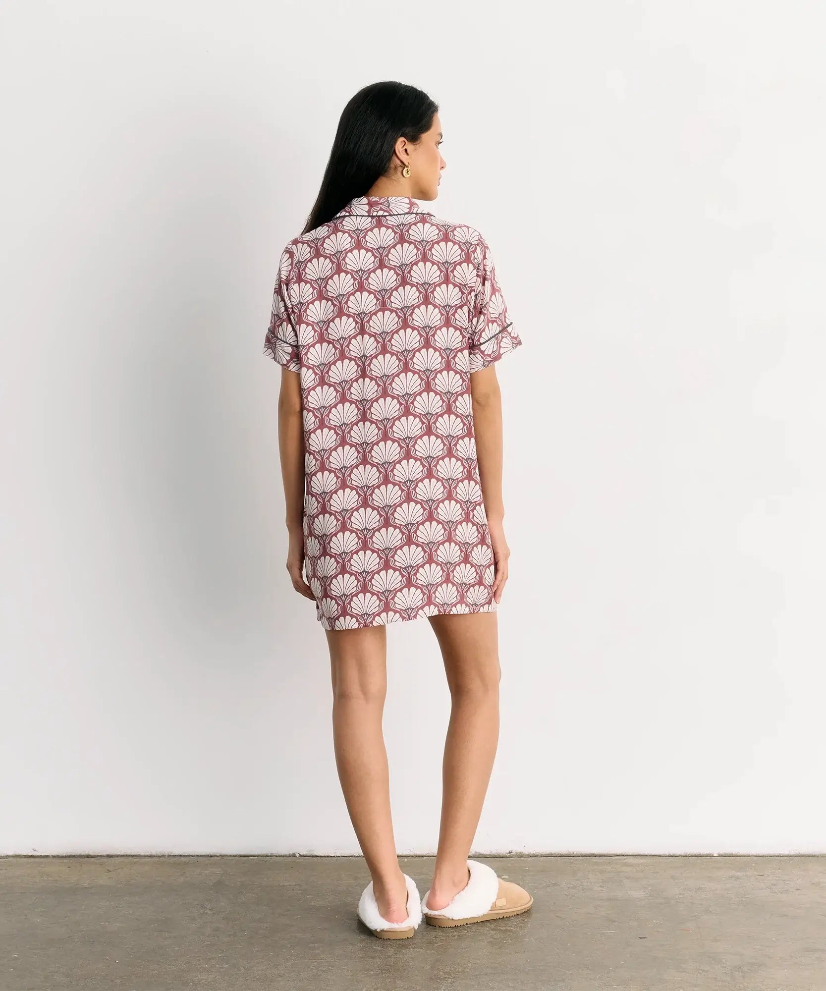 Camisa De Dormir Flores de Lounge con estampado floral y botones, vista posterior.