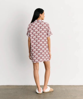 Camisa De Dormir Flores de Lounge con estampado floral y botones, vista posterior.