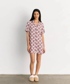 Camisa De Dormir Flores de Lounge con estampado de flores, cómoda y con botones frontales.