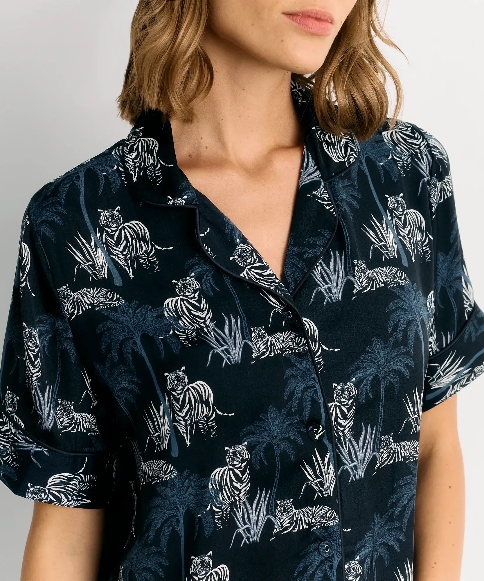 Camisa De Dormir Tigres de Lounge, satinada con estampado de tigres y botones frontales para mayor comodidad.