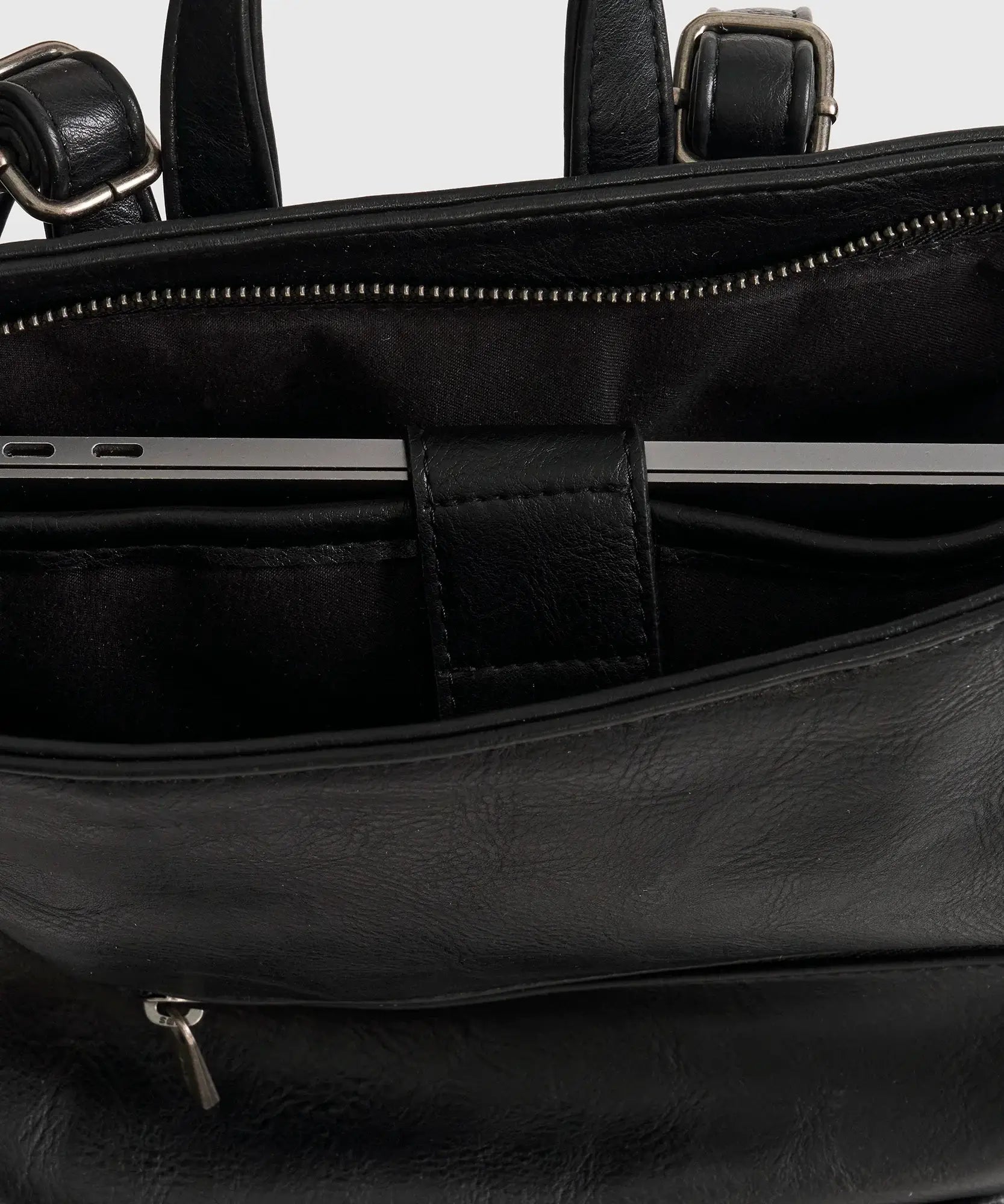 Cartera Mochila Notebook Tachas